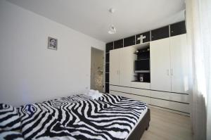 皮亚特拉-尼亚姆茨Tourist Apartment 1的白色客房内的斑马图案床