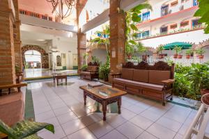 巴亚尔塔港Hotel Encino Malecón Centro Puerto Vallarta的大厅,在大楼里设有沙发和桌子