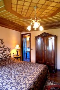 韦里亚科奇诺斯皮蒂精品旅馆的一间卧室设有一张大床和木制天花板
