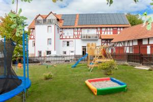 霍姆贝格Landhaus im Rinnetal的一个带游乐场和房子的庭院