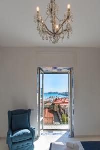 萨莱诺Relais Mareluna - Luxury Apartments的客厅配有蓝椅和镜子