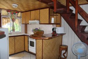 哈皮蒂Fare Edith Moorea的一间带水槽和炉灶的小厨房
