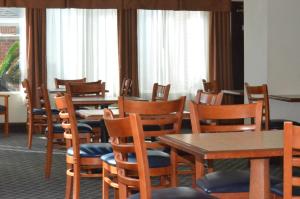 蒙哥马利如家旅馆&套房酒店的用餐室设有桌椅和窗户。