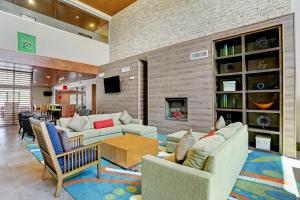 休斯顿Country Inn & Suites by Radisson Houston Westchase-Westheimer的带沙发和壁炉的客厅