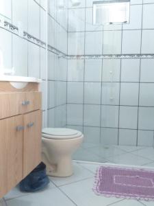 佩尼亚Apartamentos C. Santos的浴室配有卫生间、盥洗盆和淋浴。