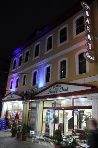 伊兹密尔科纳克萨莱酒店的前面有紫色灯的建筑