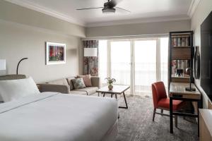 奥兰多奥兰多国际机场凯悦酒店的酒店客房设有床和客厅。