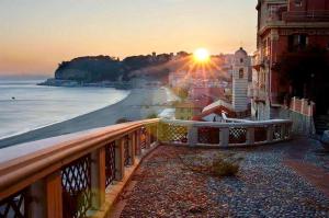 塞勒里古Ai Marucchi的阳台享有日落海滩的景致。