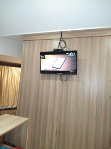 孟买golden dormitory的木墙顶部的平面电视