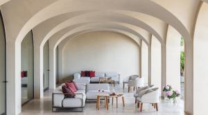 米斯特拉斯欧佛利亚酒店 - 全套设施目的地水疗中心的客厅配有白色的沙发和椅子