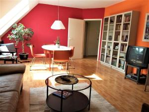 苏尔Ferienwohnung Ringbergblick的客厅配有沙发和桌子