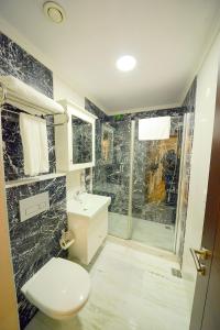 科贾埃利Sarajevo Suit Hotel的浴室配有卫生间、盥洗盆和淋浴。