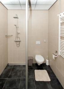 凯瑟尔瓦坎提图姆可露营旅馆的一间带卫生间和淋浴的浴室