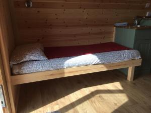 阿契提布阿晨尼沃旅馆的木墙客房的一张床位