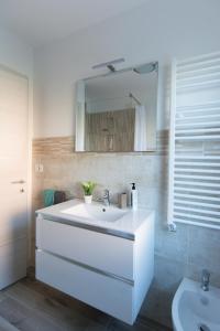 特雷维索B&B Borgo Antico的浴室设有白色水槽和镜子