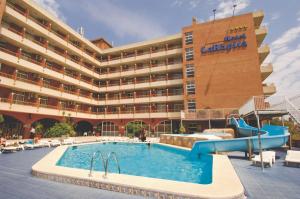 圣卡洛斯拉腊皮塔拉瑞皮塔酒店的一座带游泳池和滑梯的大型酒店