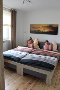 莱比锡Villa LE的一间卧室配有一张大床和枕头