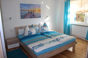 莱比锡Villa LE的一间卧室配有一张带蓝色和白色枕头的床