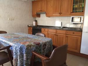阿尔格达斯Casa Rural Casa Juli的厨房配有桌椅和冰箱。