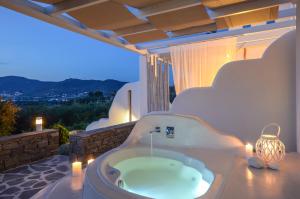 Glinado NaxosNaxos Villa Bella Vista的阳台设有带浴缸的浴室