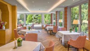 欣特察尔滕托马霍夫酒店的餐厅设有桌椅和窗户。