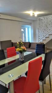 巴比诺波尔杰Holiday apartments Maslina Paho的客厅配有桌子和五颜六色的椅子