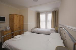 大雅茅斯全季洛奇酒店的小房间设有两张床和窗户