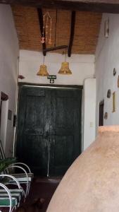 圣卡洛斯Las Tinajas de San Carlos的配有桌椅的绿色门