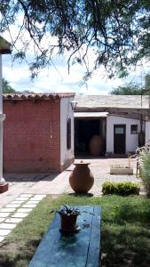 圣卡洛斯Las Tinajas de San Carlos的庭院里设有一个大花瓶