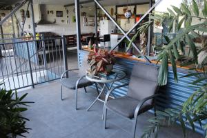 库克敦Gecko Guest House的一个带桌椅的庭院和一间酒吧
