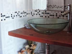 德尔迪阿布罗角El Mirador, Apartamento的浴室的木台面上有一个碗水槽