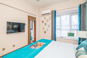 郑州郑州市金水区·北三环国贸中心·路客精品公寓·00163170的一间卧室设有一张床、一台电视和一个窗口。