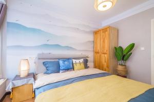 郑州郑州市中原区·中原万达广场·路客精品公寓·00159010的一间卧室配有一张壁画床
