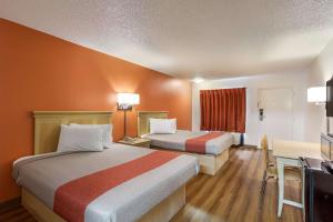 MacclennyMotel 6-Macclenny, FL的酒店客房设有两张床和电视。