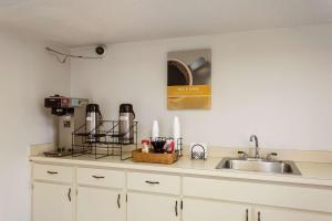 MacclennyMotel 6-Macclenny, FL的厨房配有水槽和台面