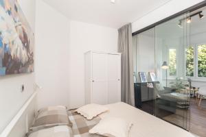 里耶卡Apartment Mille的一间卧室设有一张床和一间客厅。