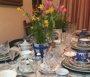 斯旺西Wynberg House Bed & Breakfast的一张带蓝色和白色板子的桌子和花瓶