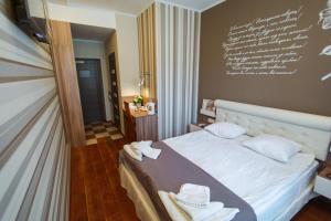 KrutinkaMotel Uyut的卧室配有白色床和毛巾