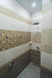 KrutinkaMotel Uyut的带淋浴的浴室和玻璃门