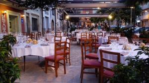 莱斯普卢加德夫兰科利欧塞弗兰克利乡村酒店的餐厅配有桌椅和白色的桌布