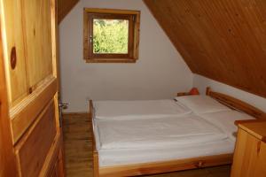 多纳瓦利Chata Donovaly Buly 242/C的一个小房间的小床,设有窗户