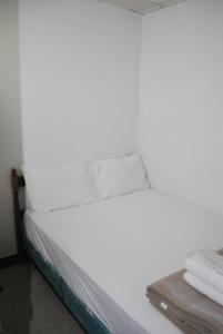 纽约包伟利大酒店的一张白色的床,位于带桌子的房间