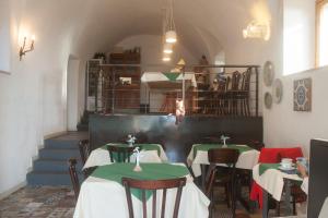 切塔拉Sopra il Limoneto的餐厅设有两张带绿色和白色桌布的桌子