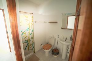 蓬塔杜索尔Música do Mar的一间带卫生间和水槽的浴室