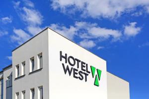 波兹南Poznań West Hotel - Airport的大楼一侧的酒店西标