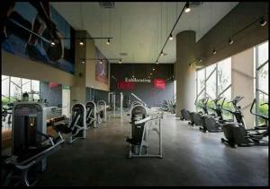 吉隆坡Luxury Resort Suite Kuala Lumpur@5mins to Mid Valley, Sunway的大楼内带椅子和跑步机的健身房