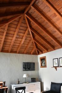 Los QuemadosCasa Garcia-Mar的客厅设有木横梁天花板