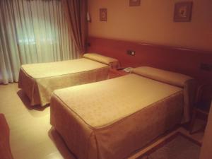 克辛索德利米亚Hotel orly的一间酒店客房内设有两张床的房间