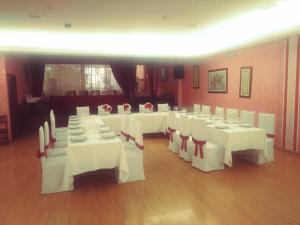 克辛索德利米亚Hotel orly的宴会厅配有白色桌子和红色椅子