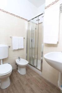 米兰皮奥拉酒店的浴室配有卫生间、盥洗盆和淋浴。